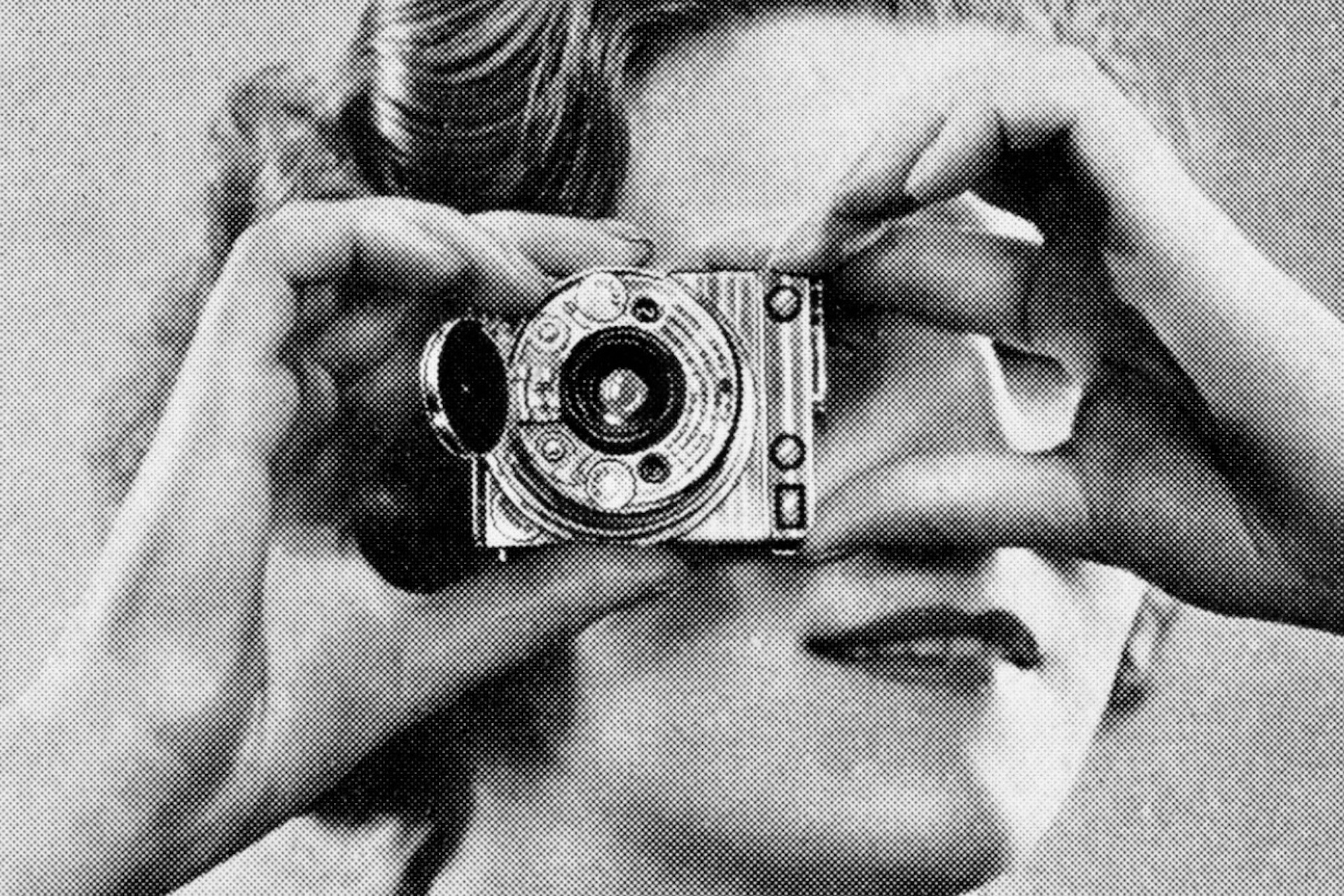 Alberto Vieceli, Holding Camera, visage masqué par un appareil photo, exposition Premières fois, Pavillon Populaire, Montpellier