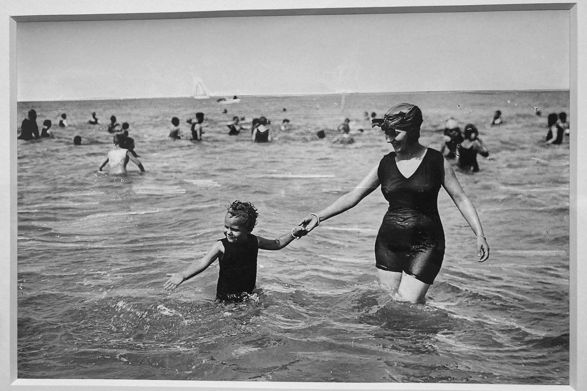 Bain de mer, une mère et son enfant dans les vagues, exposition Premières fois, Pavillon Populaire, Montpellier, 1920