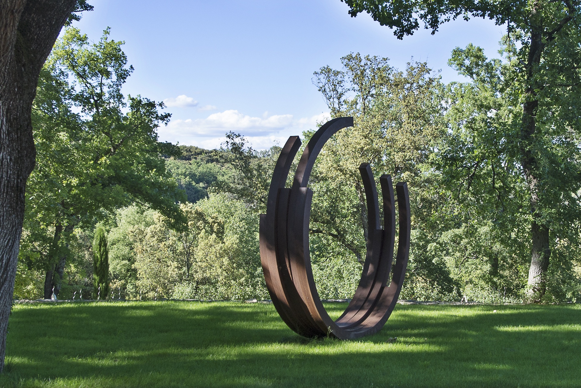 Bernar Venet, arcs en acier Corten, collection d'art contemporain de la Commanderie de Peyrassol, Flassans-sur-Issole