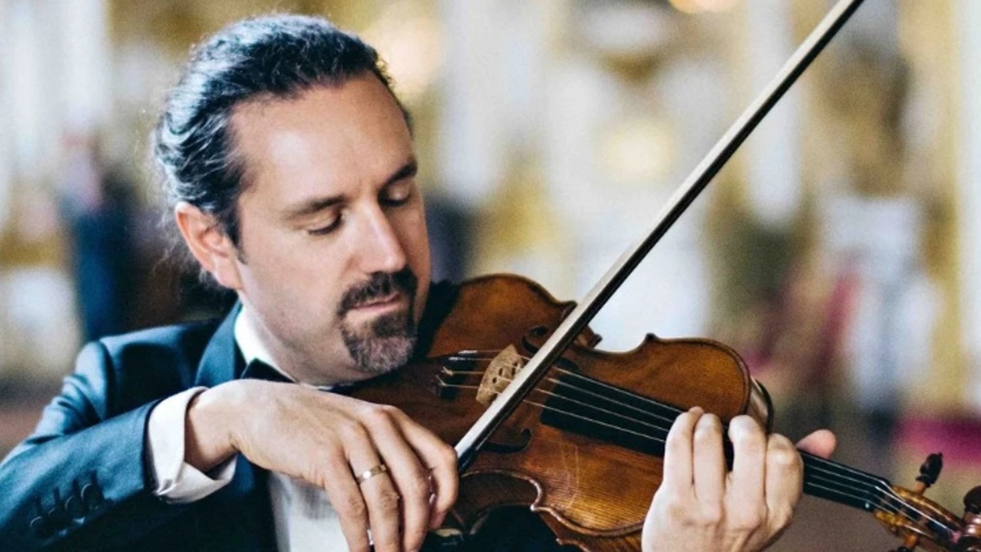 Le violoniste et chef d'orchestre Julien Chauvin au violon