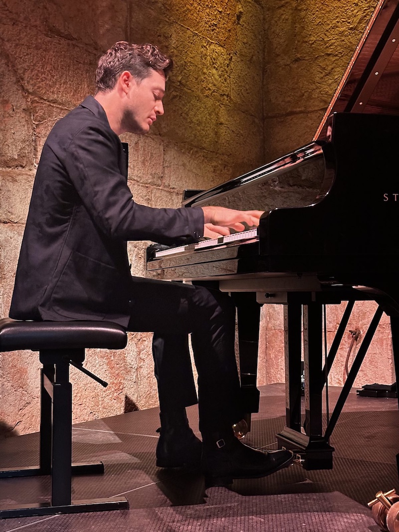 Thomas Enhco au piano à queue, en concert Mozart Paradox