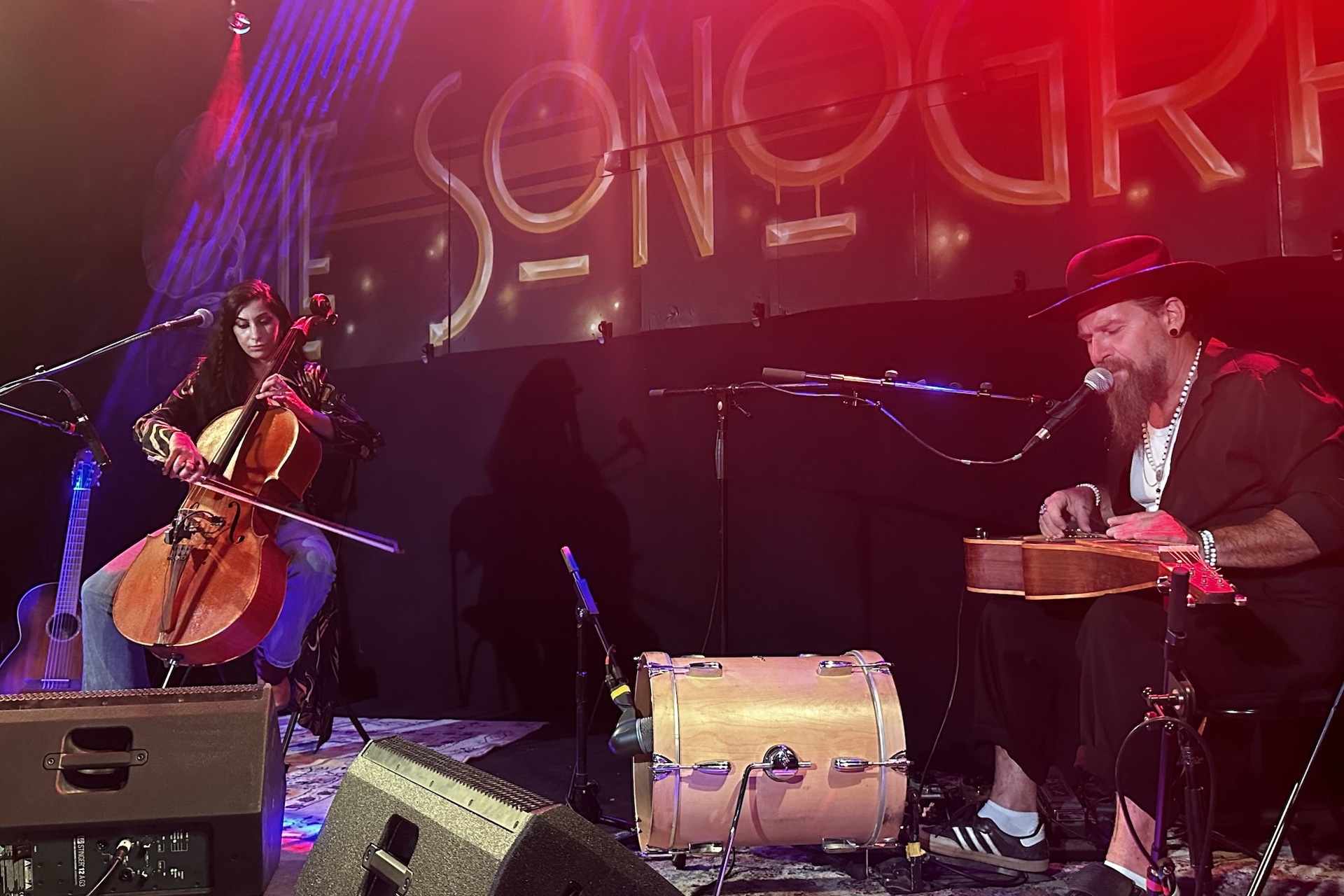 Will Barber à la guitare jouée à plat et la violoncelliste Maëlle Rouifed en duo sur la scène du Sonograf, au Thor, lors de leur premier concert ensemble