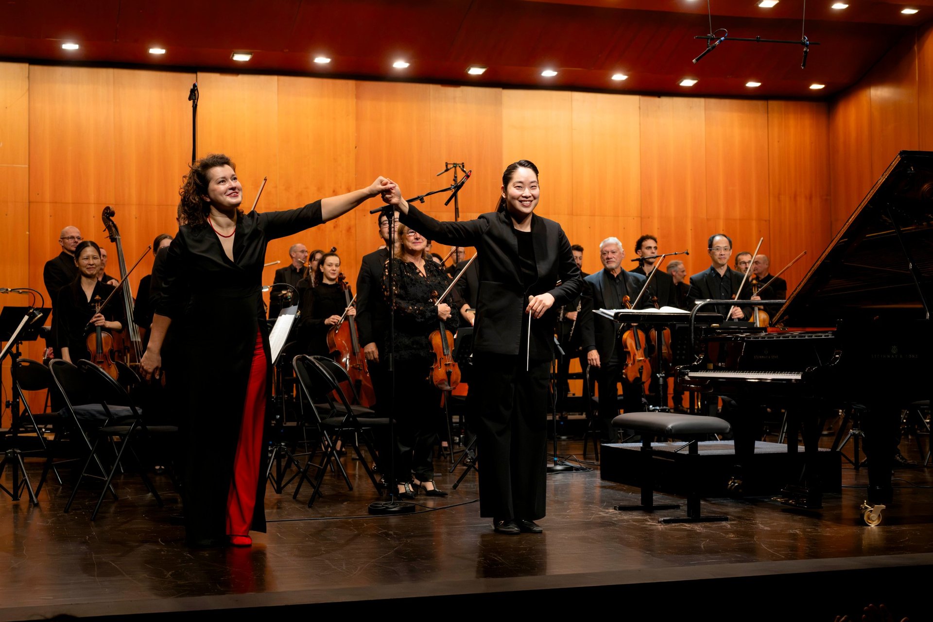 Holly Hyun Choe et Anna Geniushene saluent avec l'Orchestre national de Cannes au théâtre Debussy