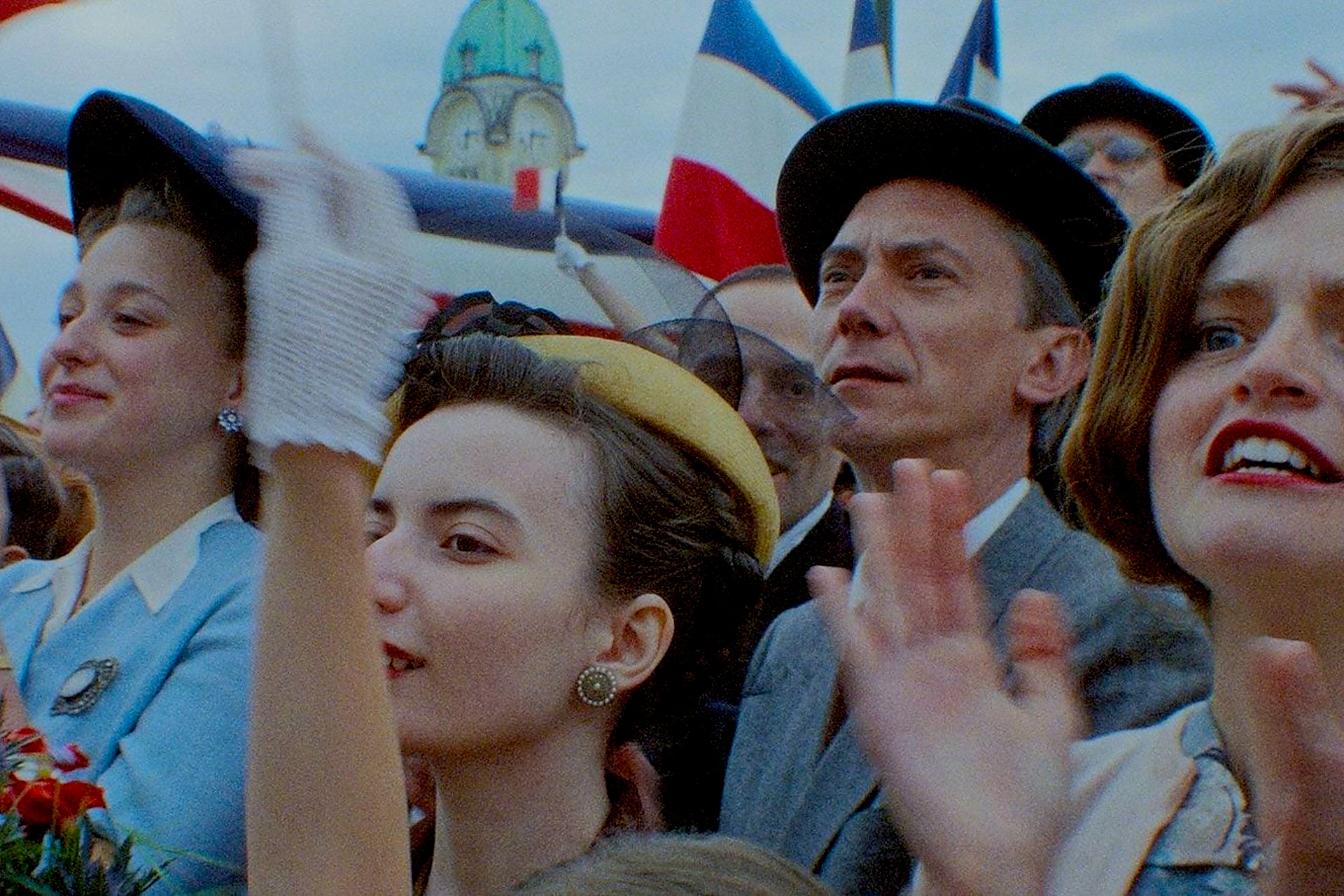 Notre salut d'Emmanuel Marre, Swann Arlaud dans la foule des partisans du régime de Vichy